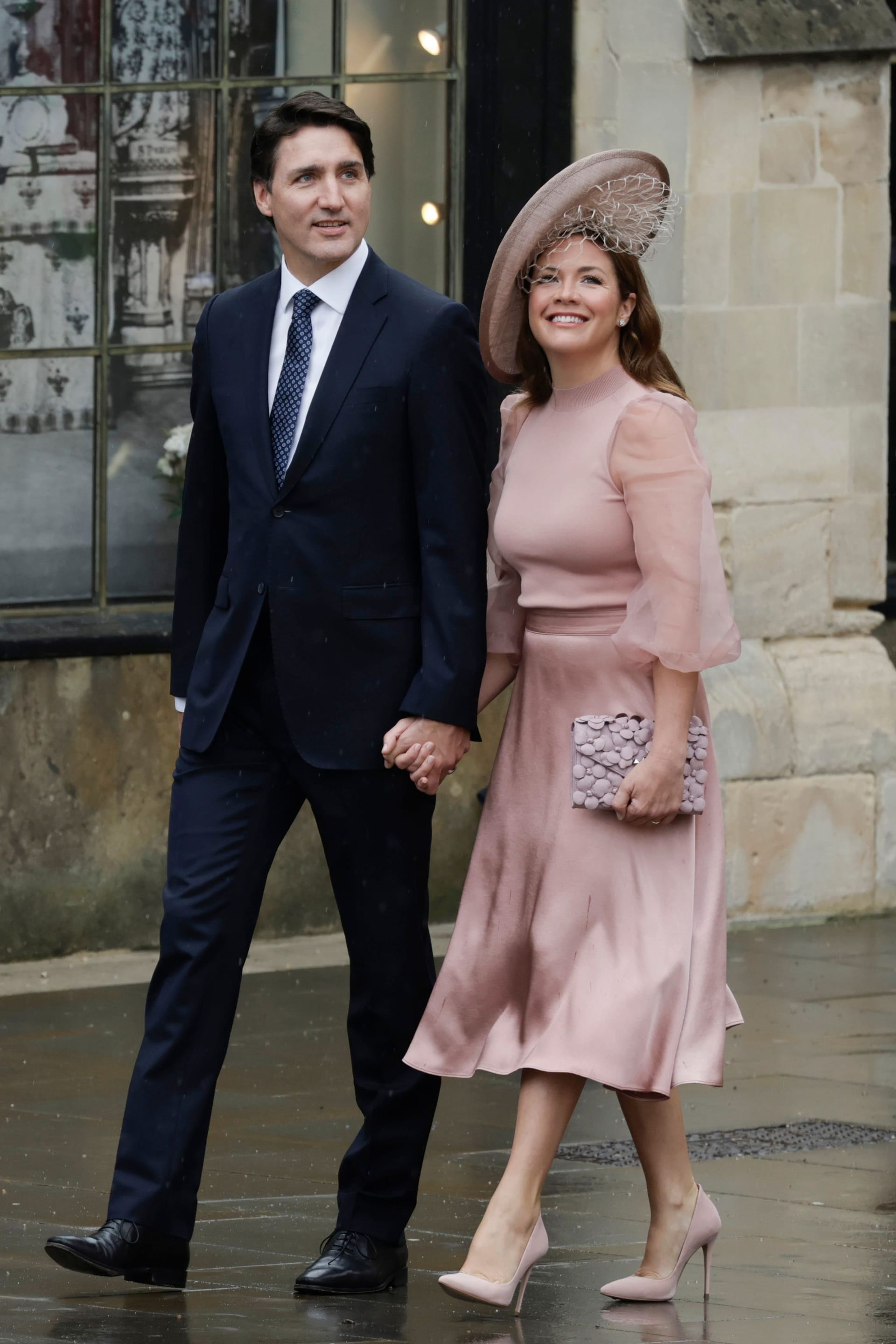 Hand in Hand zeigen sich Justin Trudeau und Sophie Grégoire vor der Westminster Abbey.
