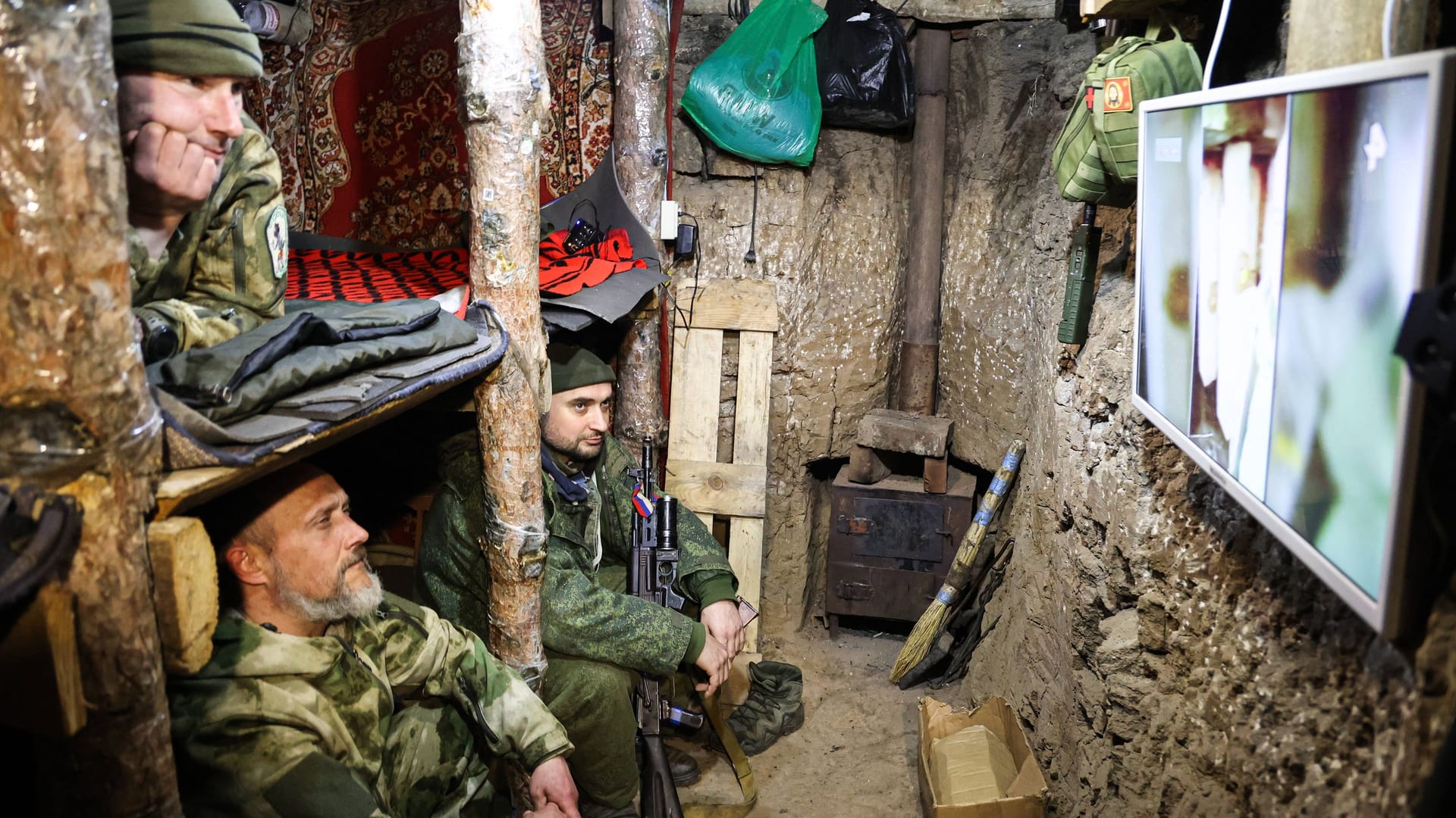 Kämpfen und Töten machen müde, russische Invasionstruppen legen eine Pause ein im gut ausgebauten Schützengraben.