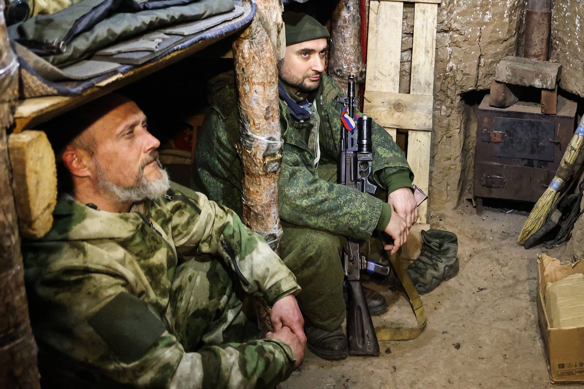 Kämpfen und Töten machen müde, russische Invasionstruppen legen eine Pause ein im gut ausgebauten Schützengraben.