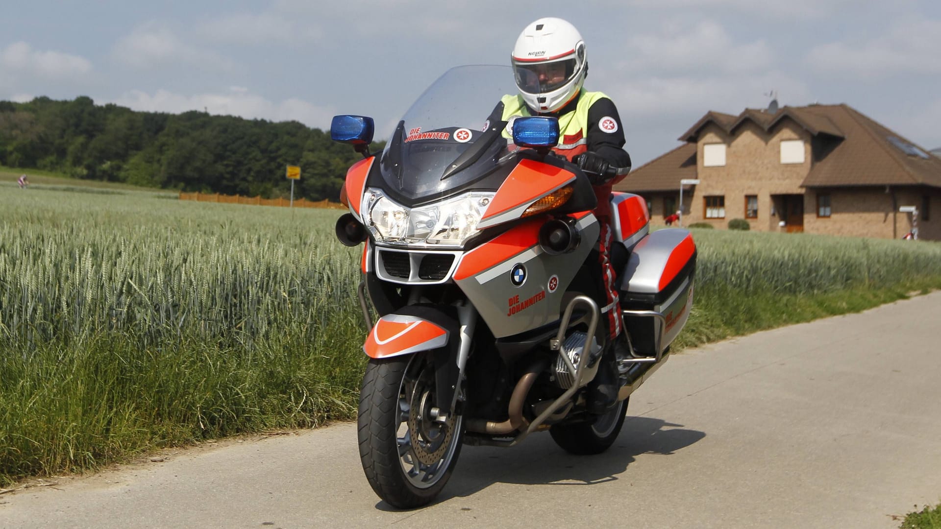 Rettungsmotorrad der Johanniter (Symbolbild): Ähnliche Modelle kommen künftig auch in Bremen zum Einsatz. Rettungsmotorrad der Johanniter (Symbolbild): Ähnliche Modelle kommen künftig auch in Bremen zum Einsatz.