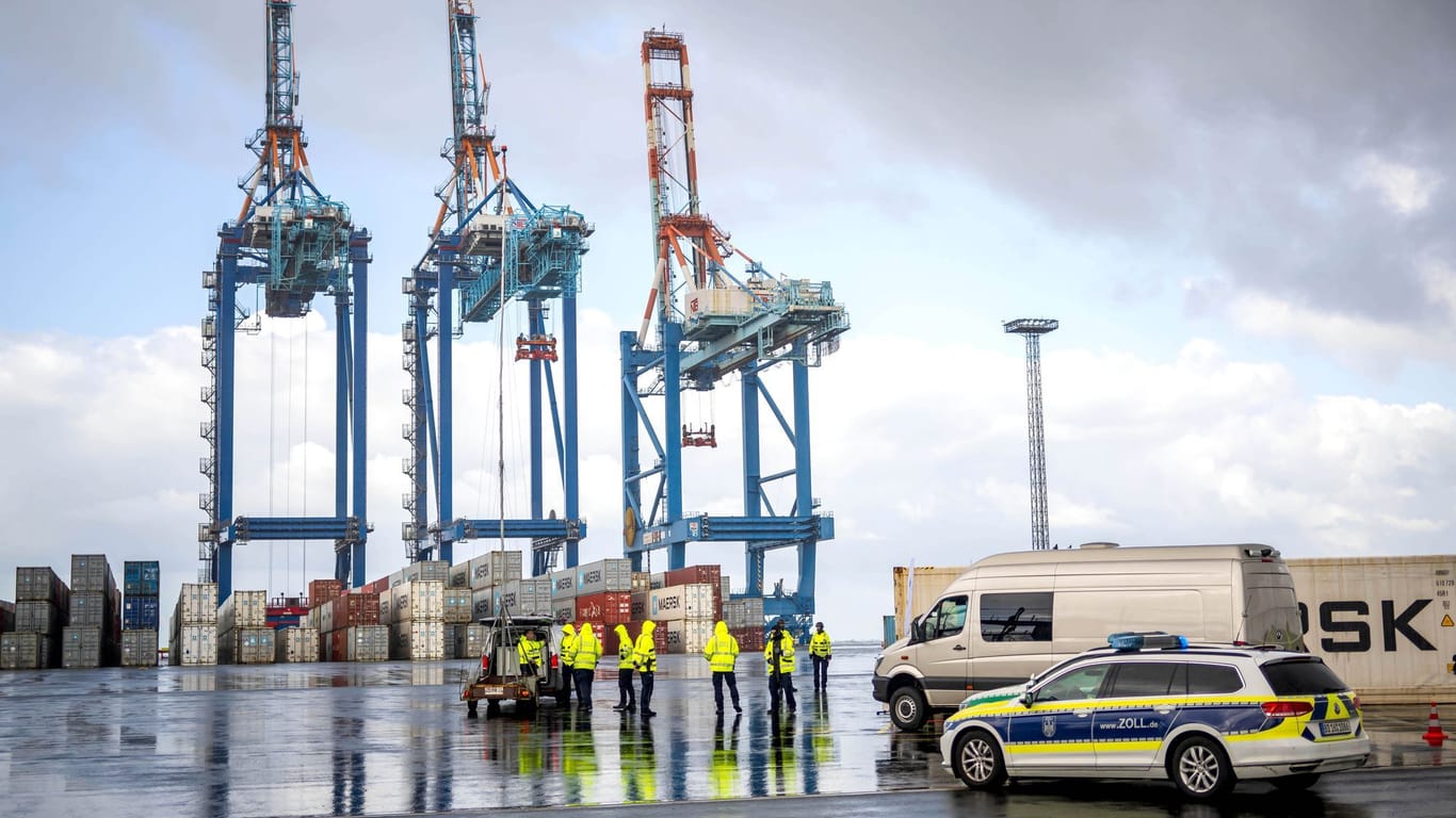 Der Hafen in Bremerhaven gewinnt immer mehr Bedeutung im internationalen Drogenschmuggel. Gegen die meist professionell agierenden Banden wollen die Behörden nun verstärkt vorgehen.