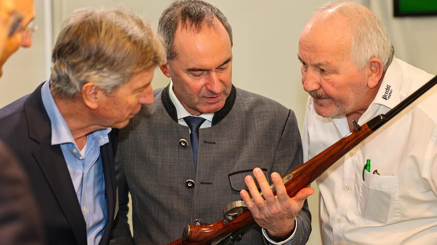 Der Bruder des Waffenhändlers: Hubert Aiwanger machte im März bei seinem Rundgang auf der Leitmesse IWA an vielen Ständen halt, er ist selbst Jäger.