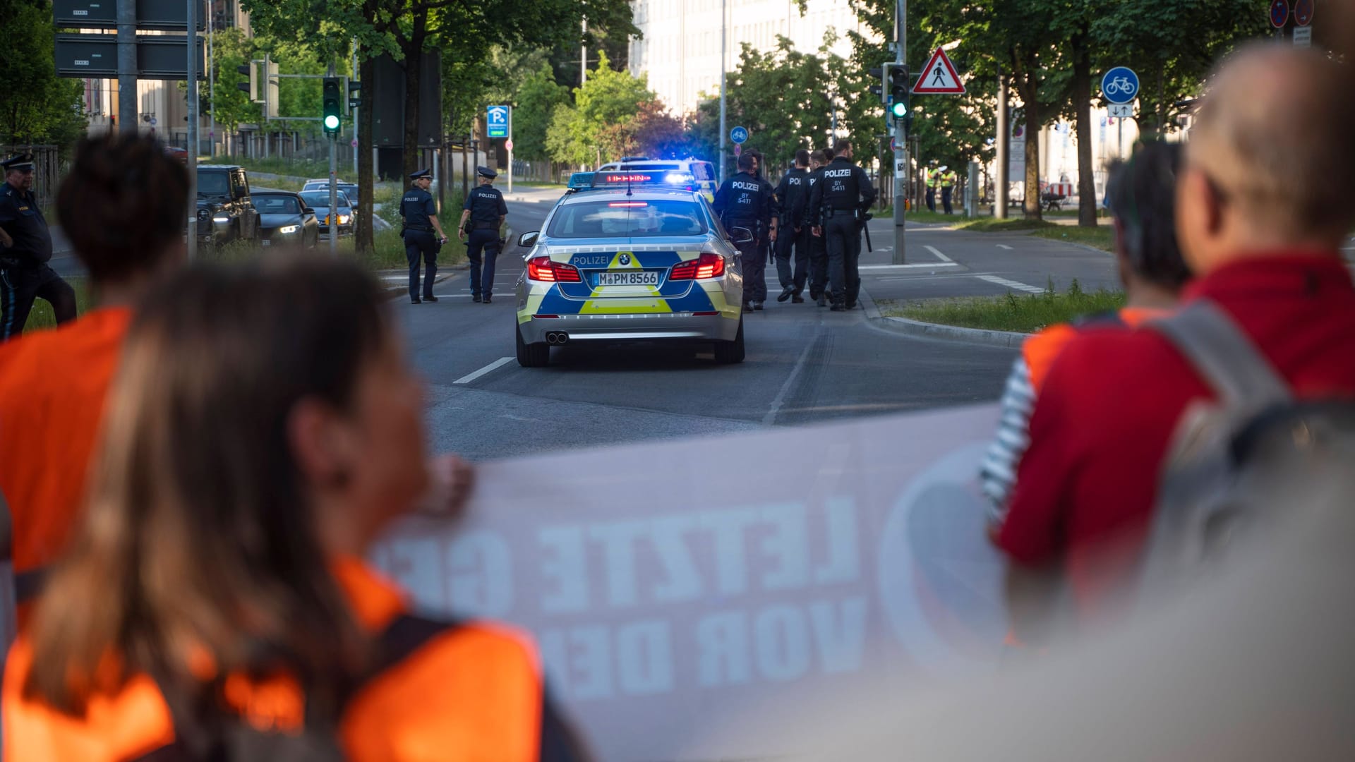 Protestmarsch der "Letzten Generation" in München (Symbolbild): Die Klimakleber blockieren nicht nur im Sitzen die Verkehrswege.