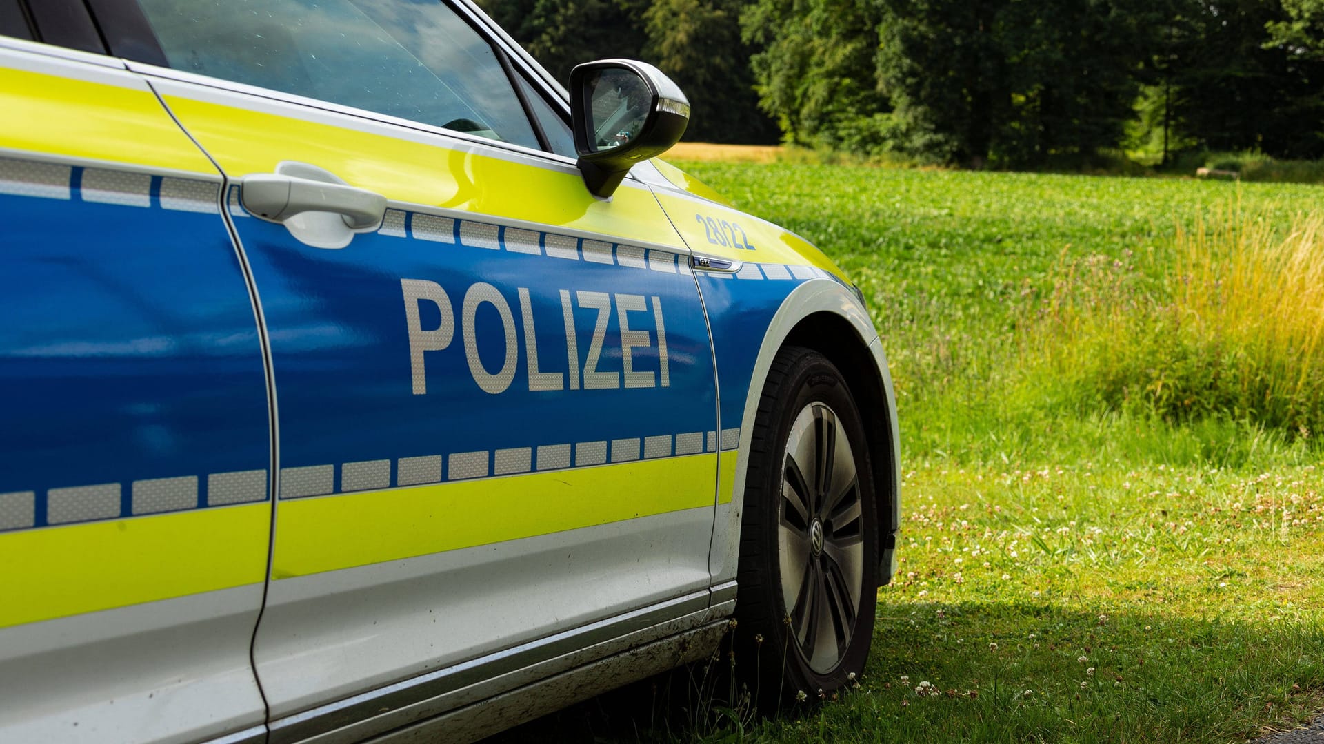 Polizei im Einsatz (Archivbild): Ein Mann starb in einem Wald. Polizei im Einsatz (Archivbild): Ein Mann starb in einem Wald.