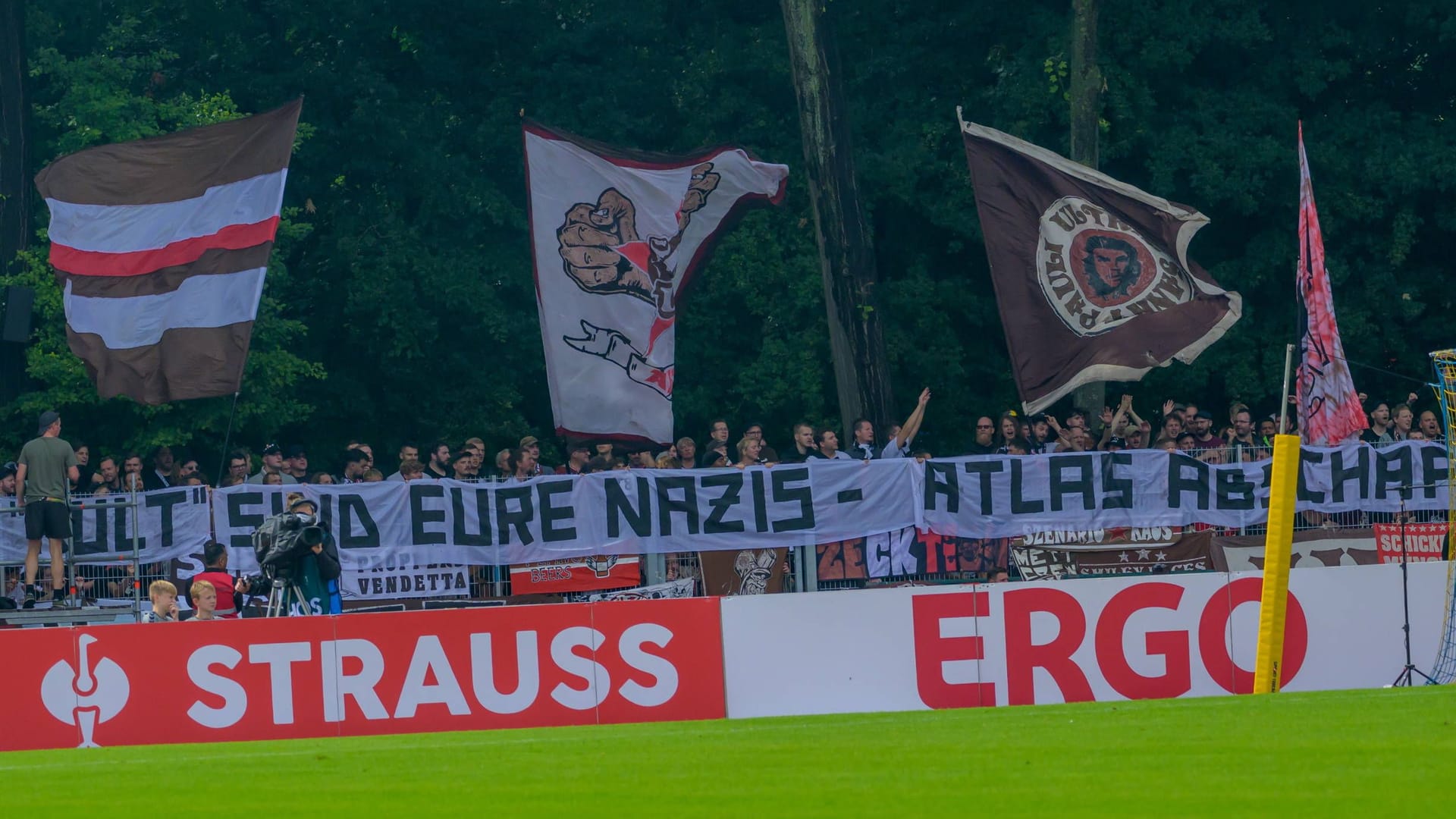 Scharfe Kritik der St.-Pauli-Fans beim Pokalspiel: "Euer einziger Kult sind eure Nazis – Atlas abschaffen", stand auf einem Banner.