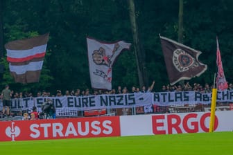 Scharfe Kritik der St.-Pauli-Fans beim Pokalspiel: "Euer einziger Kult sind eure Nazis – Atlas abschaffen", stand auf einem Banner.