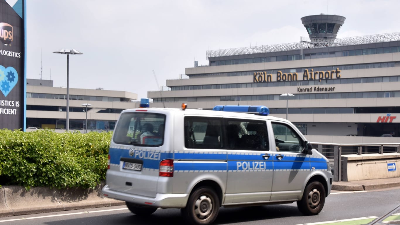 Ein Einsatzfahrzeug der Polizei vor Terminal 1 am Flughafen Köln Bonn Airport: Die Beamten der Bundespolizei konnten einen gesuchten Mann festnehmen.
