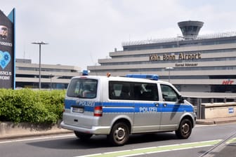 Ein Einsatzfahrzeug der Polizei vor Terminal 1 am Flughafen Köln Bonn Airport: Die Beamten der Bundespolizei konnten einen gesuchten Mann festnehmen.
