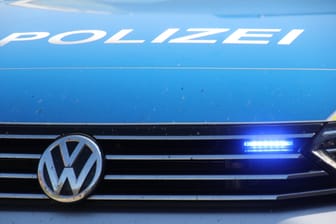 Ein Polizeiauto mit Blaulicht (Symbolbild): Die Polizei in Gelsenkirchen hat erfolgreich nach einem Mädchen gefahndet.
