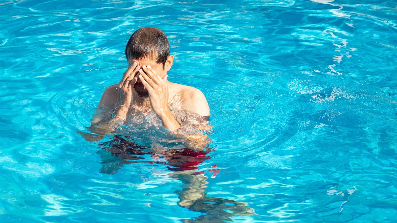 Chlorwasser in öffentlichen Schwimmbädern reizt die Bindehaut und Trockenheit die Augen aus.