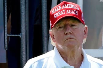 Trump bei einem Golfturnier: Verstößt er gegen die Kautionsauflagen?