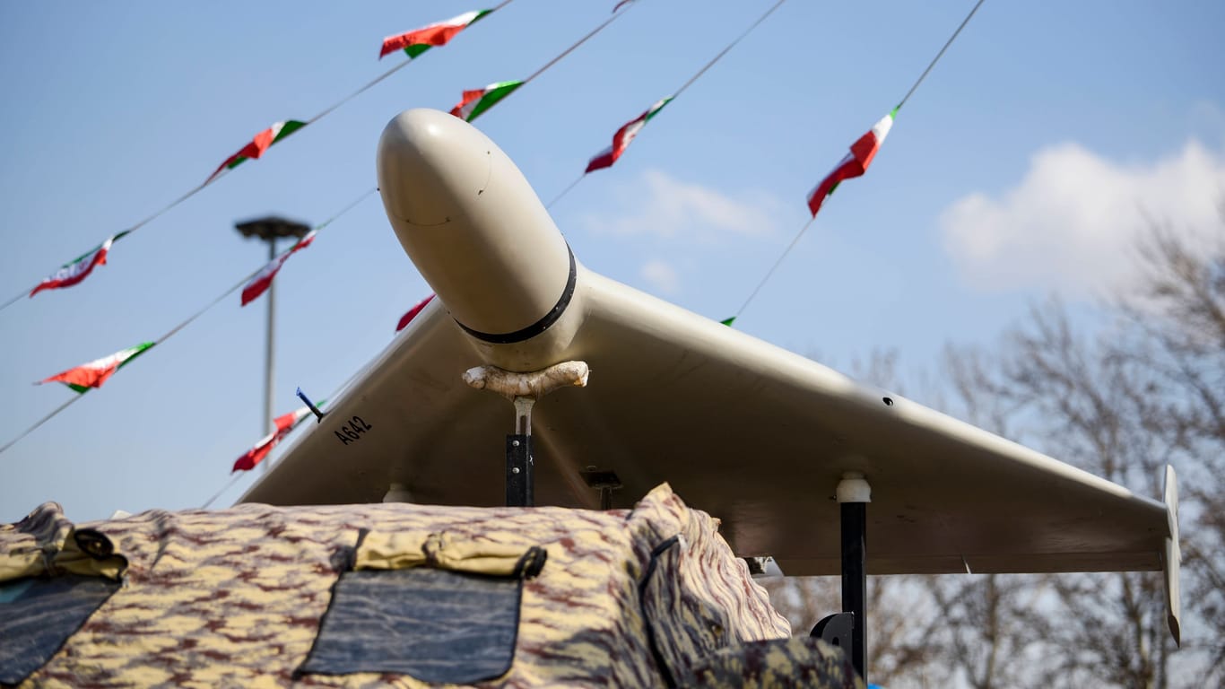 Eine Drohne vom Typ Shahed-136 bei einer Militärparade im Iran (Archivbild): Erneut sollen diese für einen Angriff auf die Ukraine genutzt worden sein.