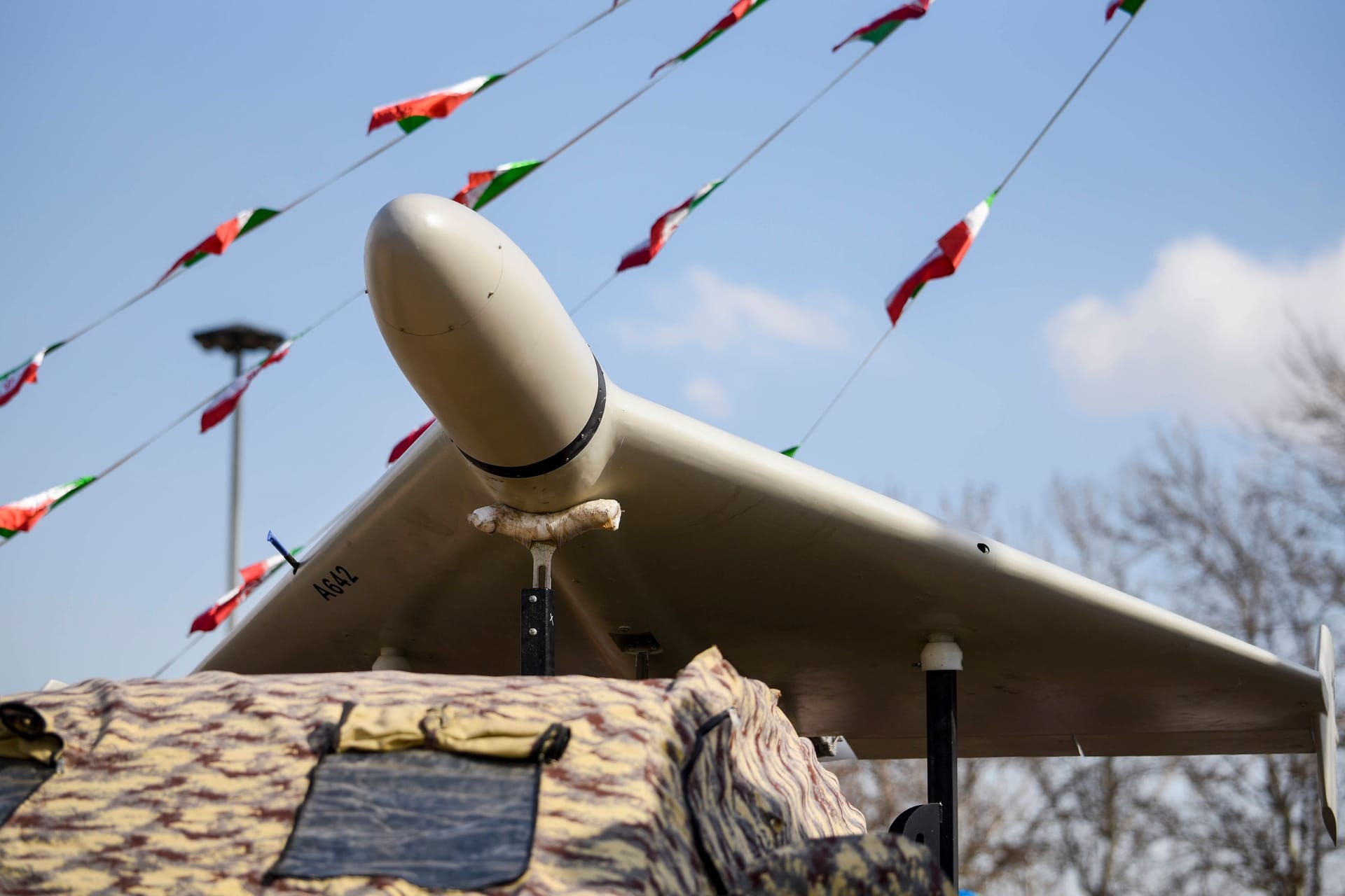 Eine Drohne vom Typ Shahed-136 bei einer Militärparade im Iran (Archivbild): Erneut sollen diese für einen Angriff auf die Ukraine genutzt worden sein.