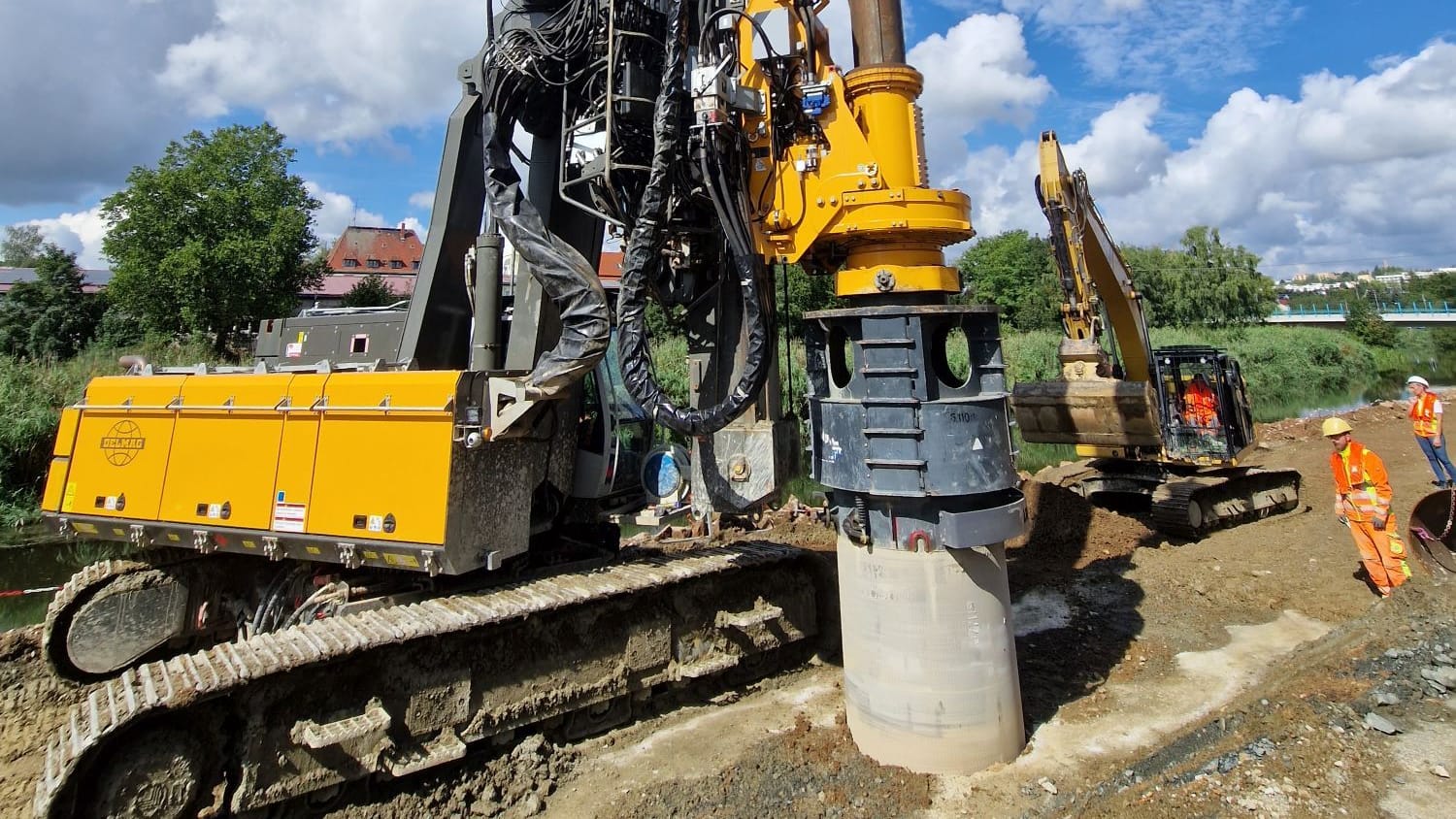 Die ersten Bohrungen der neuen Hochwasserschutz-Anlage zwischen zwischen Schiffsbrücke und Schillerstraße.