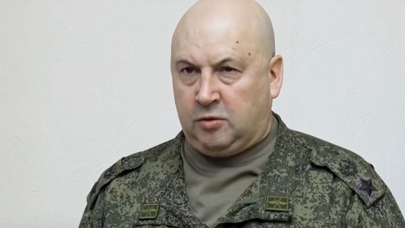 Surowikin: Der im Krieg gegen die Ukraine wichtige Chef der russischen Luft- und Raumfahrttruppen ist seines Amtes enthoben worden.