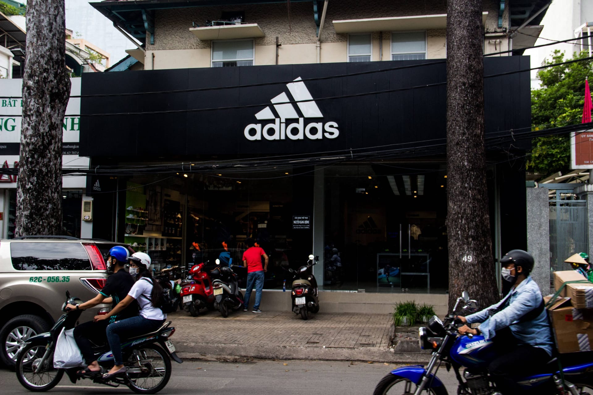 Ein Adidas-Laden in Vietnam (Archivbild): Die Firma PouYuen feuert Hunderte Mitarbeitende. Ein Adidas-Laden in Vietnam (Archivbild): Die Firma PouYuen feuert Hunderte Mitarbeitende.