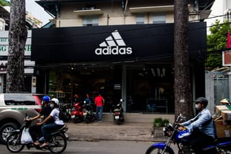 Ein Adidas-Laden in Vietnam (Archivbild): Die Firma PouYuen feuert Hunderte Mitarbeitende.