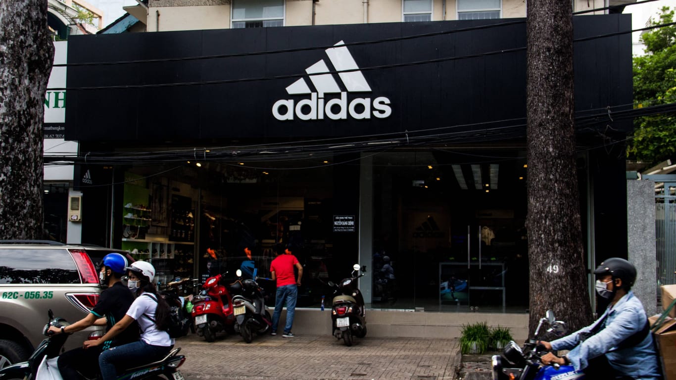 Ein Adidas-Laden in Vietnam (Archivbild): Die Firma PouYuen feuert Hunderte Mitarbeitende.