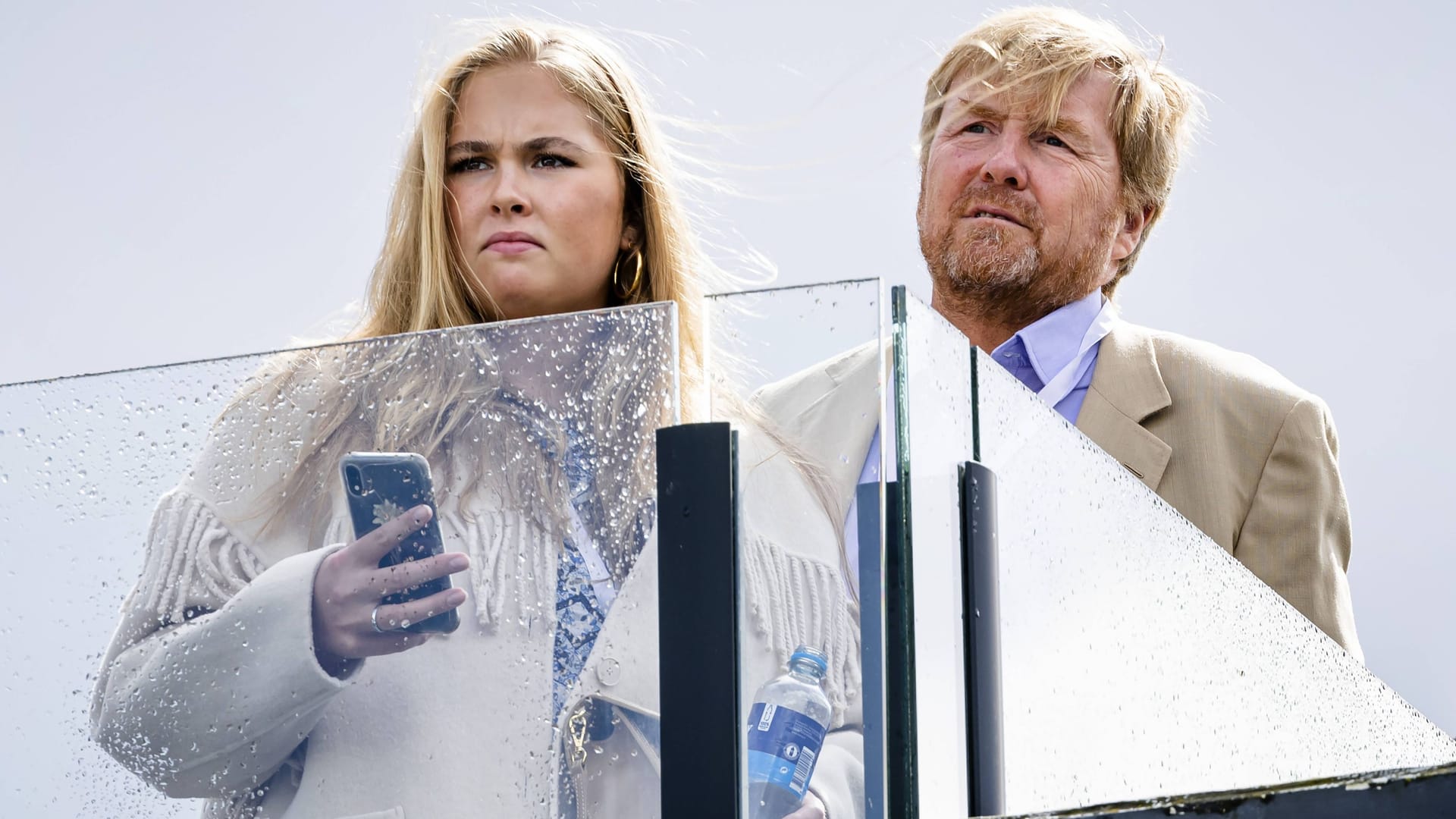 Amalia und Willem-Alexander schauen sich das Qualifying an.