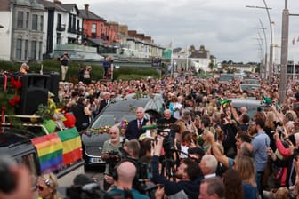 Trauerzug für Sinéad O'Connor: Fans nehmen im irischen Bray Abschied.