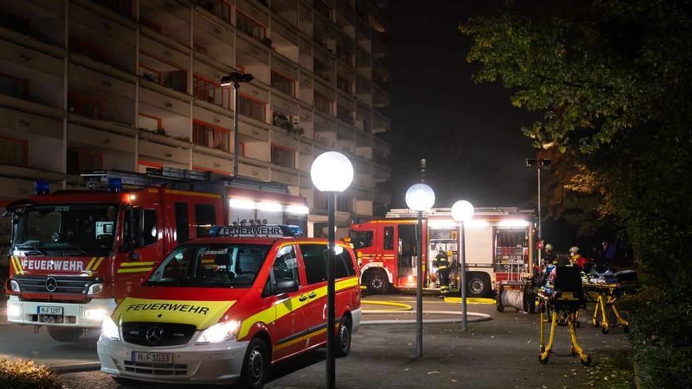 Die Münchner Feuerwehr bei einem Brandeinsatz im Jahr 2021 (Archivbild).