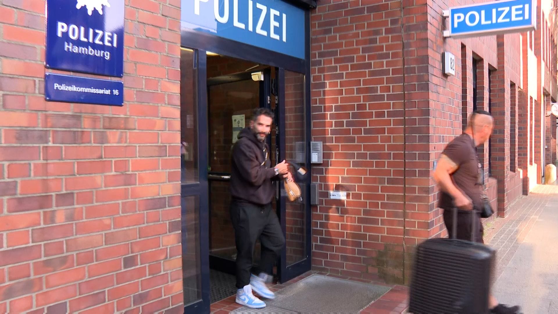 Marc Terenzi beim Verlassen der Hamburger Polizeiwache.