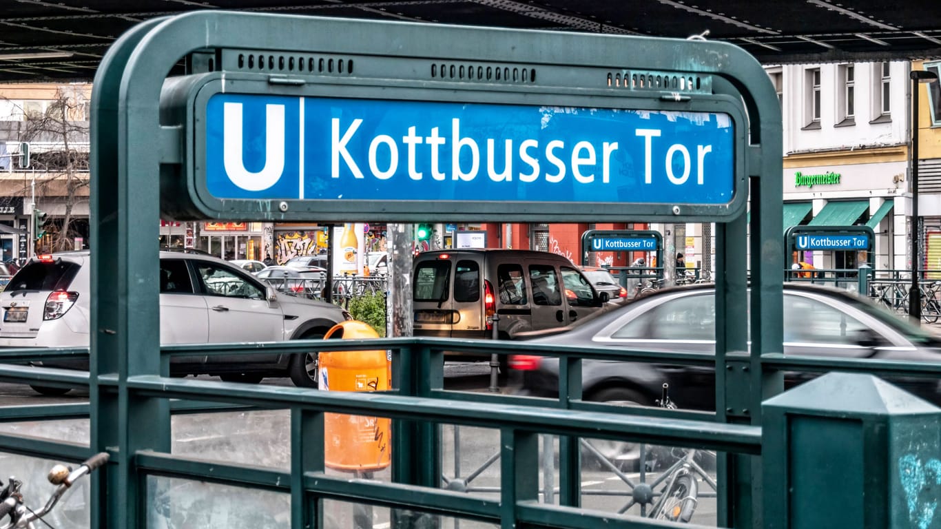 Ein Schild der Berliner U-Bahn am Kottbusser Tor