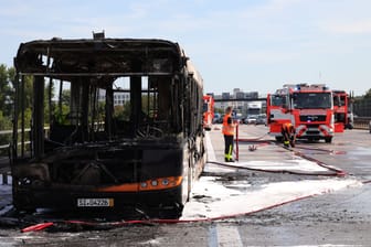 Feuerwehreinsatz auf der A5 bei Frankfurt: Der Bus ist komplett ausgebrannt.