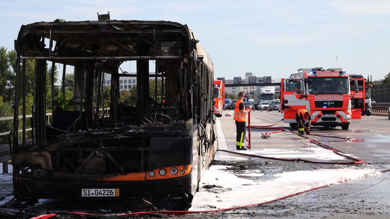 Feuerwehreinsatz auf der A5 bei Frankfurt: Der Bus ist komplett ausgebrannt.