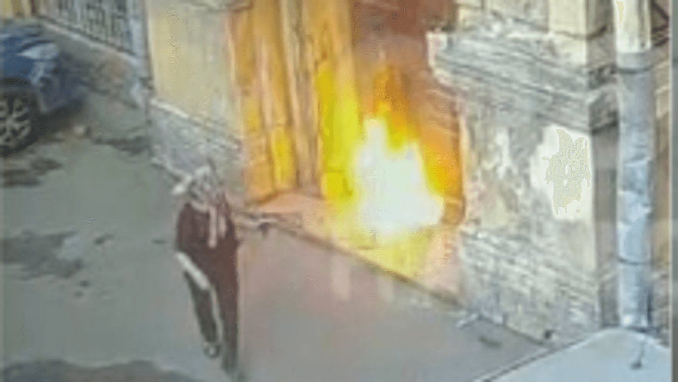 Screenshot eines Videos, das eine 66-jährige Rentnerin bei einem Brandanschlag auf ein Militärbüro zeigen soll.