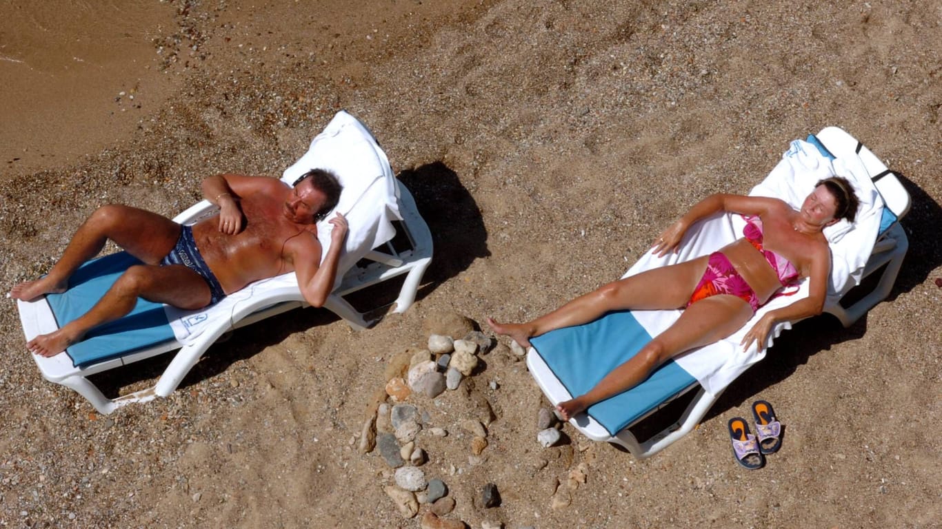 Ein Paar am Strand (Symbolbild): Diese Woche darf noch mal kräftig Sonne getankt werden.