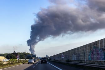 Brand im Duisburger Hafen - Rauchsäule von weitem zu sehen