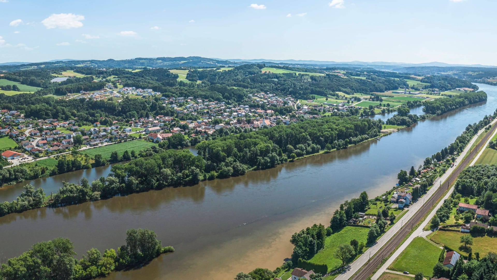 Ausblick auf Vilshofen (Archivbild): Die Polizei hat eine Leiche aus der Donau geborgen. Ausblick auf Vilshofen (Archivbild): Die Polizei hat eine Leiche aus der Donau geborgen.
