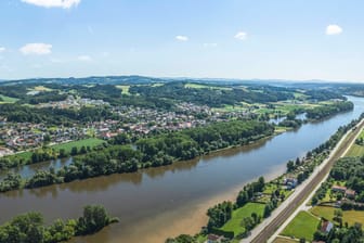 Ausblick auf Vilshofen (Archivbild): Die Polizei hat eine Leiche aus der Donau geborgen.