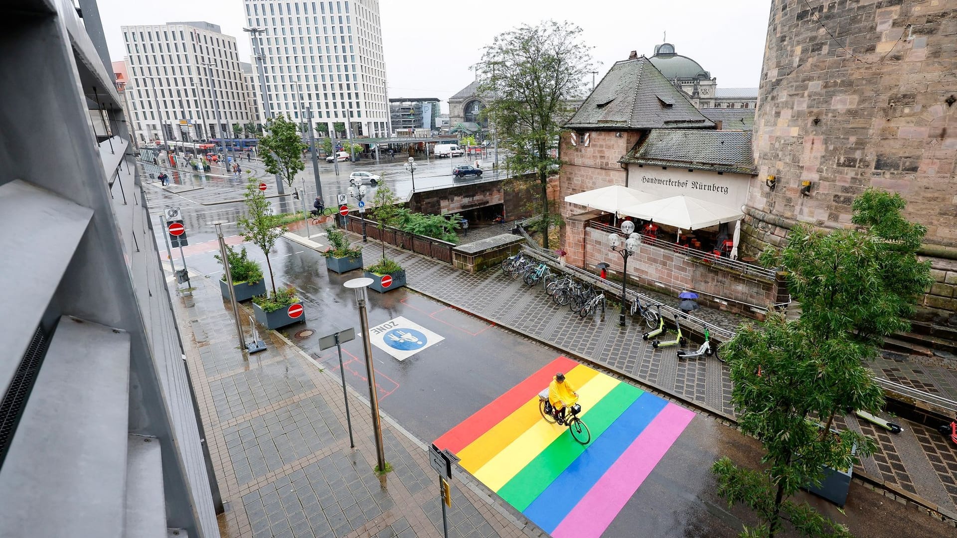 Neuer Regenbogen-Zebrastreifen in Nürnberg