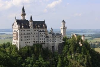 Schloss Neuschwanstein: Jährlich pilgern 1,4 Millionen Besucher zum berühmtesten Bauwerk des Historismus ins Allgäu.