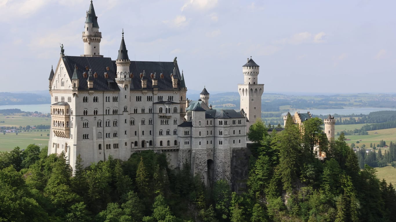 Schloss Neuschwanstein: Jährlich pilgern 1,4 Millionen Besucher zum berühmtesten Bauwerk des Historismus ins Allgäu.