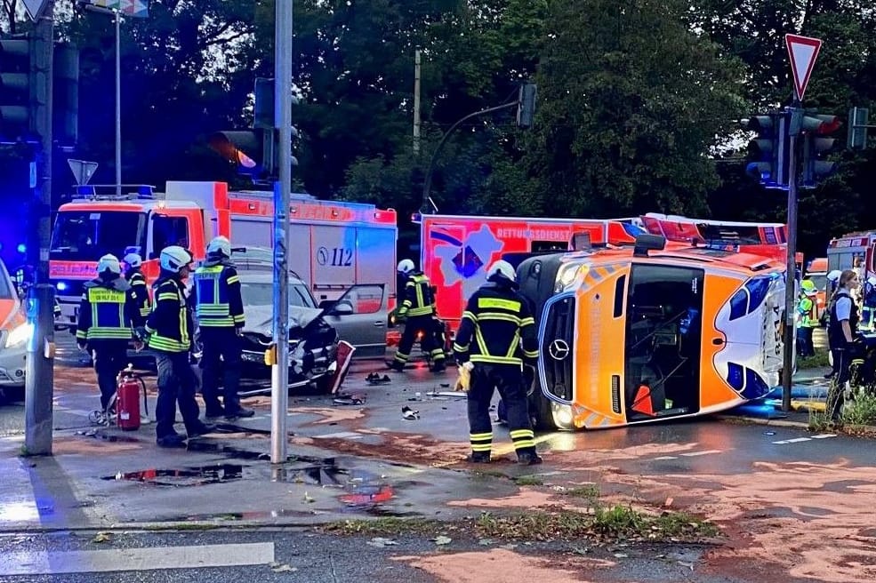 Unfallstelle in Witten: Eine Rettungssanitäterin musste aus dem Transporter gerettet werden.