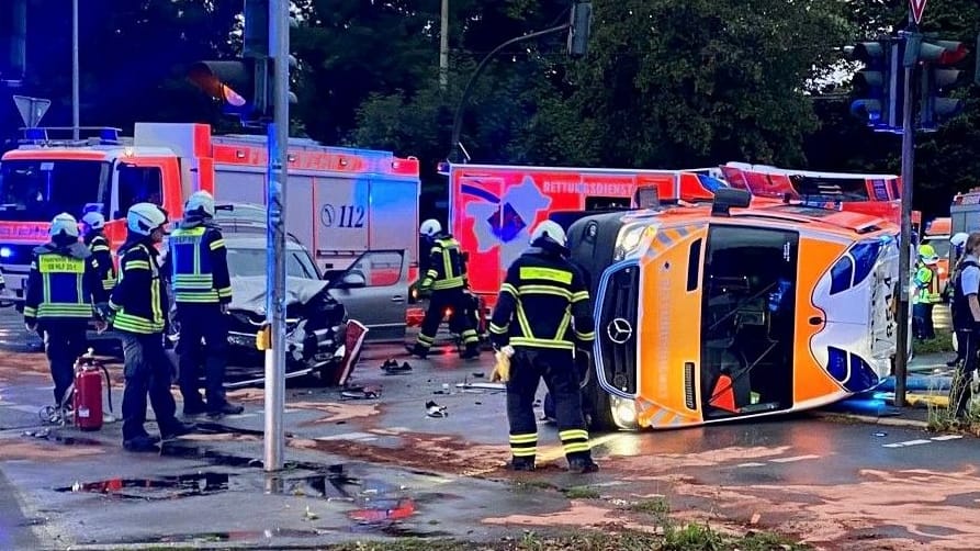 Unfallstelle in Witten: Eine Rettungssanitäterin musste aus dem Transporter gerettet werden.