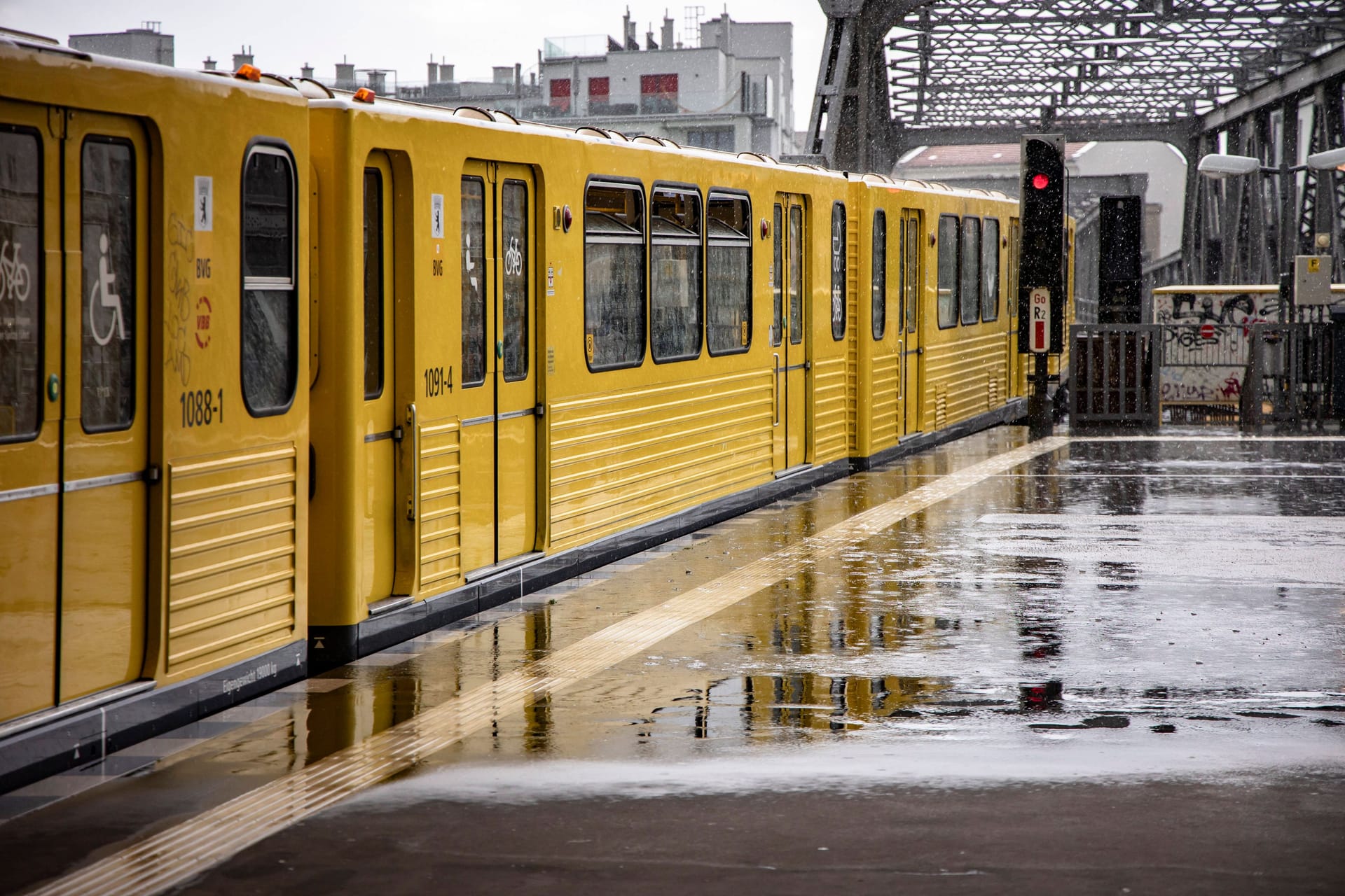 Strahlend gelb leuchtet die U-Bahn auch bei Regen (Archivfoto): Den gibt es in dieser Woche auch in der Hauptstadt.