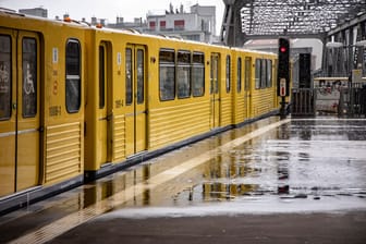 Strahlend gelb leuchtet die U-Bahn auch bei Regen (Archivfoto): Den gibt es in dieser Woche auch in der Hauptstadt.