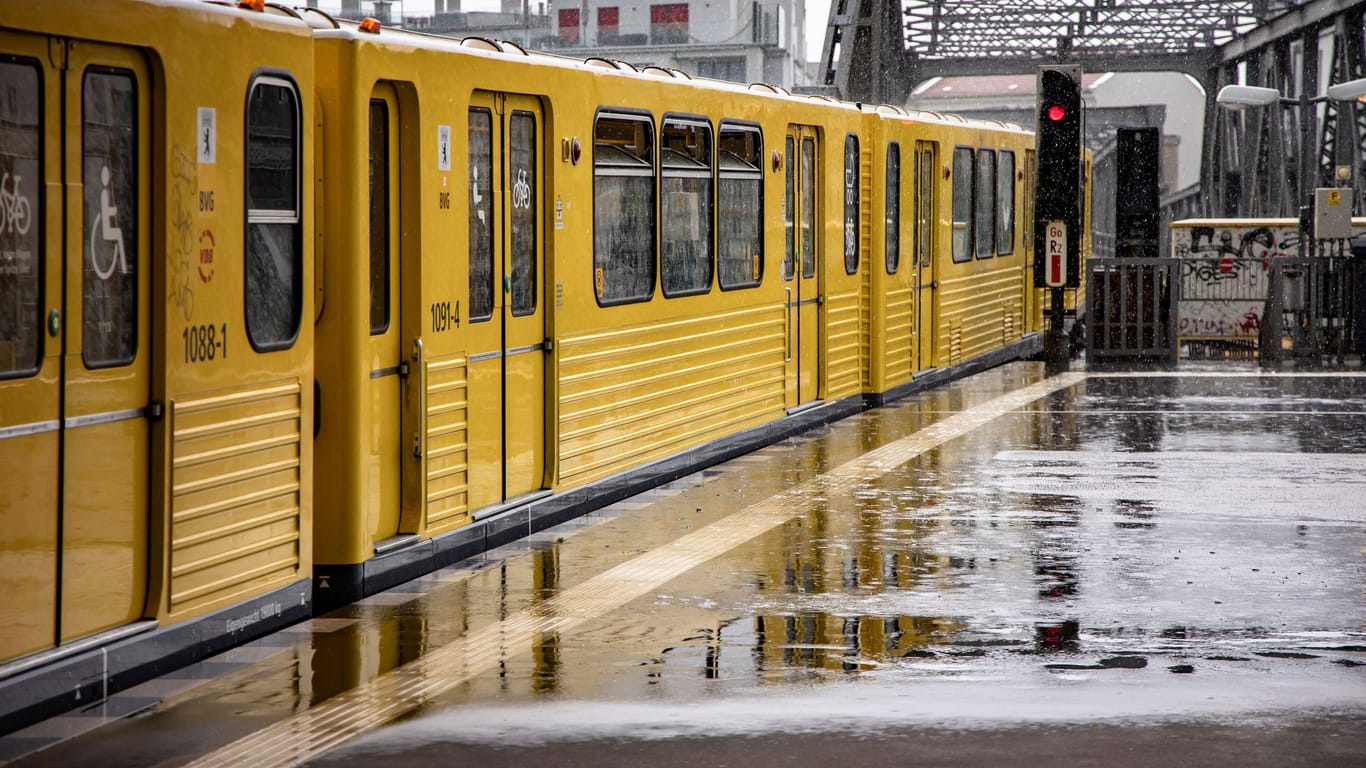 Strahlend gelb leuchtet die U-Bahn auch bei Regen (Archivfoto): Den gibt es in dieser Woche auch in der Hauptstadt.