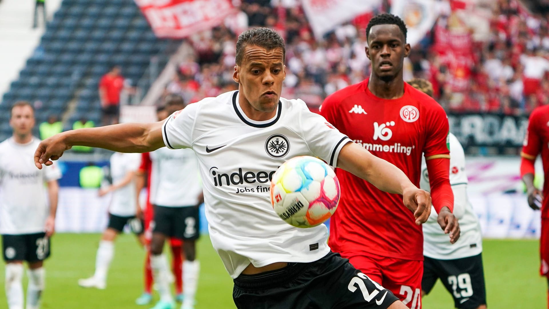 Frankfurts Timothy Chandler im Heimtrikot der abgelaufenen Spielzeit: Vielen Anhängern ähnelt das neue Ausweichtrikot zu sehr dem alten Design.