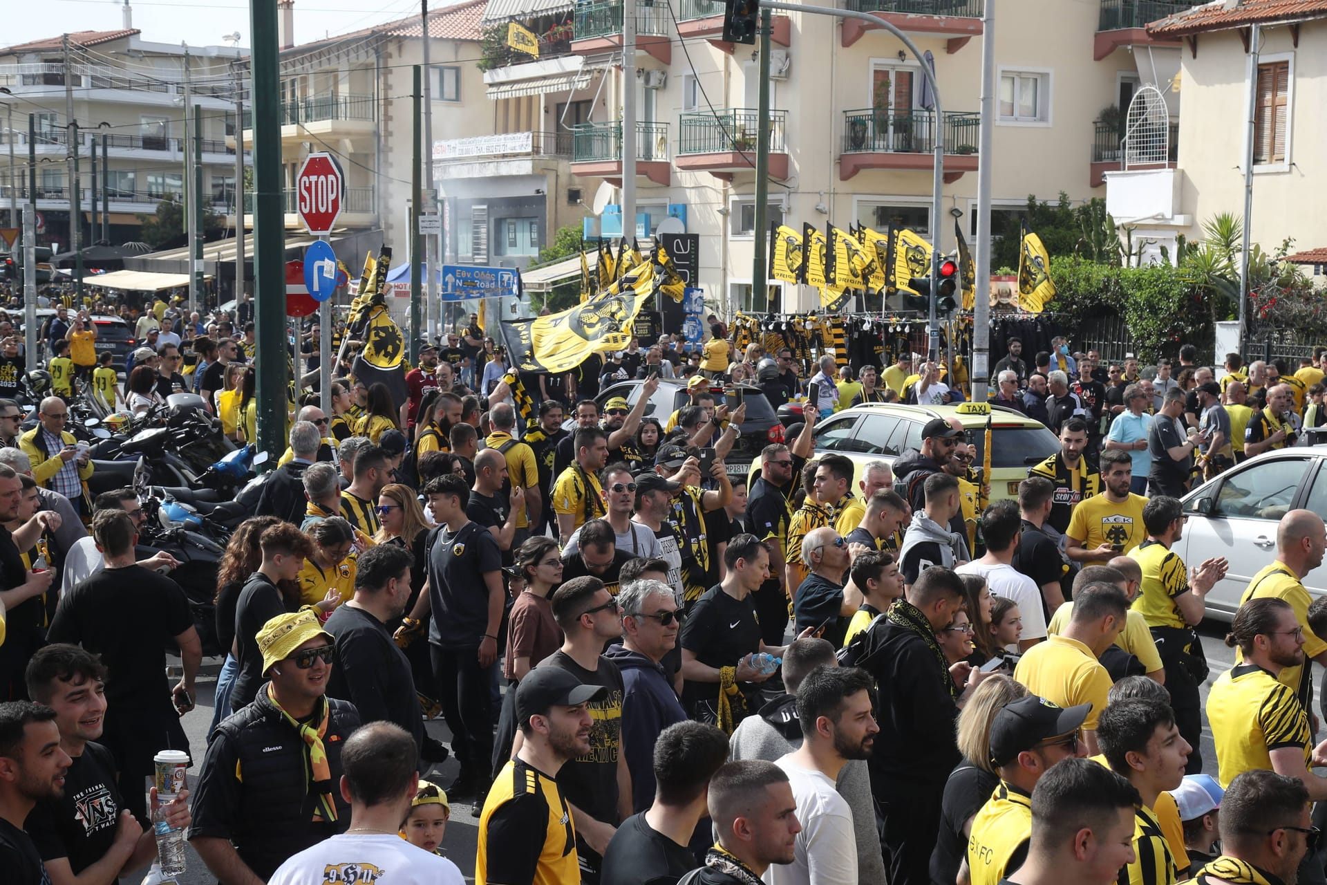 Fans von AEK Athen vor dem Stadion (Archivbild): Ein Anhänger des Klubs wurde getötet.