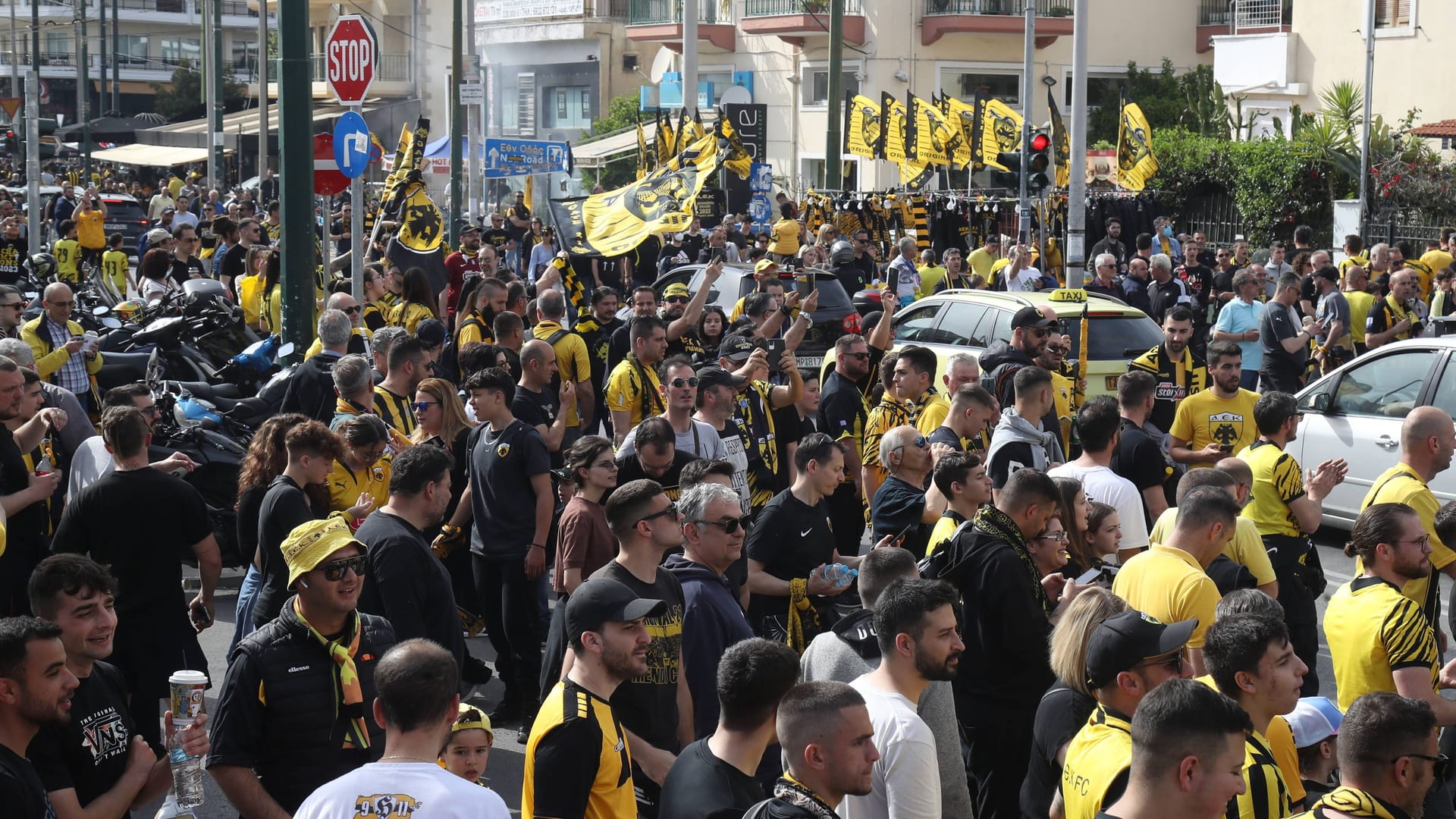 Fans von AEK Athen vor dem Stadion (Archivbild): Ein Anhänger des Klubs wurde getötet.