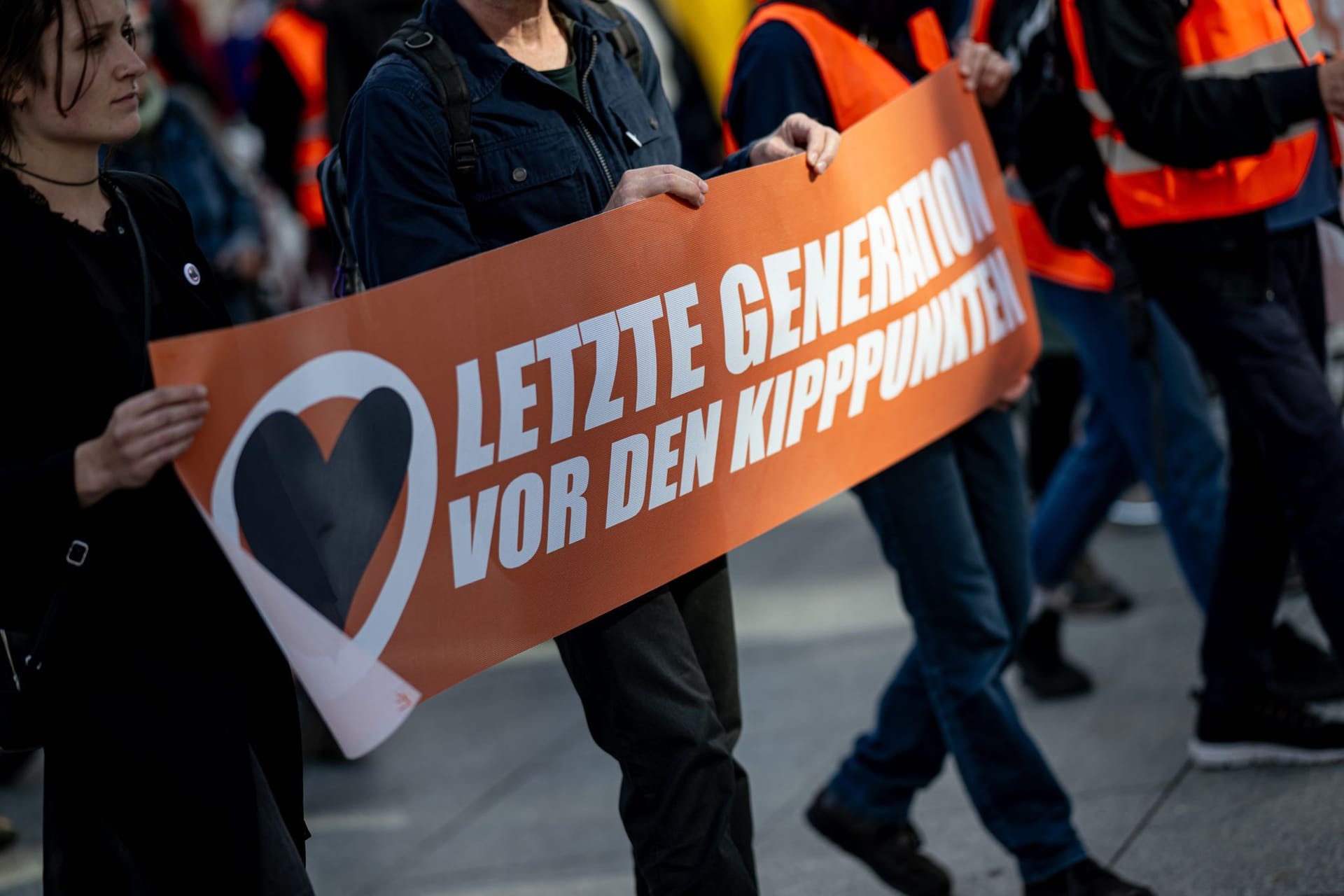 Berlin: Demonstranten der "Letzten Generation" protestieren nach ihrer Sommerpause jetzt wieder deutschlandweit.