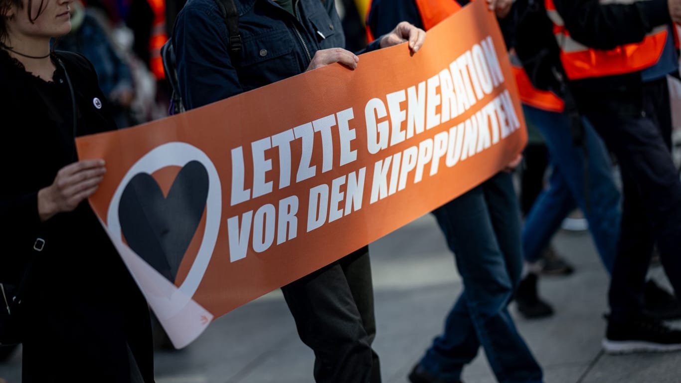 Berlin: Demonstranten der "Letzten Generation" protestieren nach ihrer Sommerpause jetzt wieder deutschlandweit.