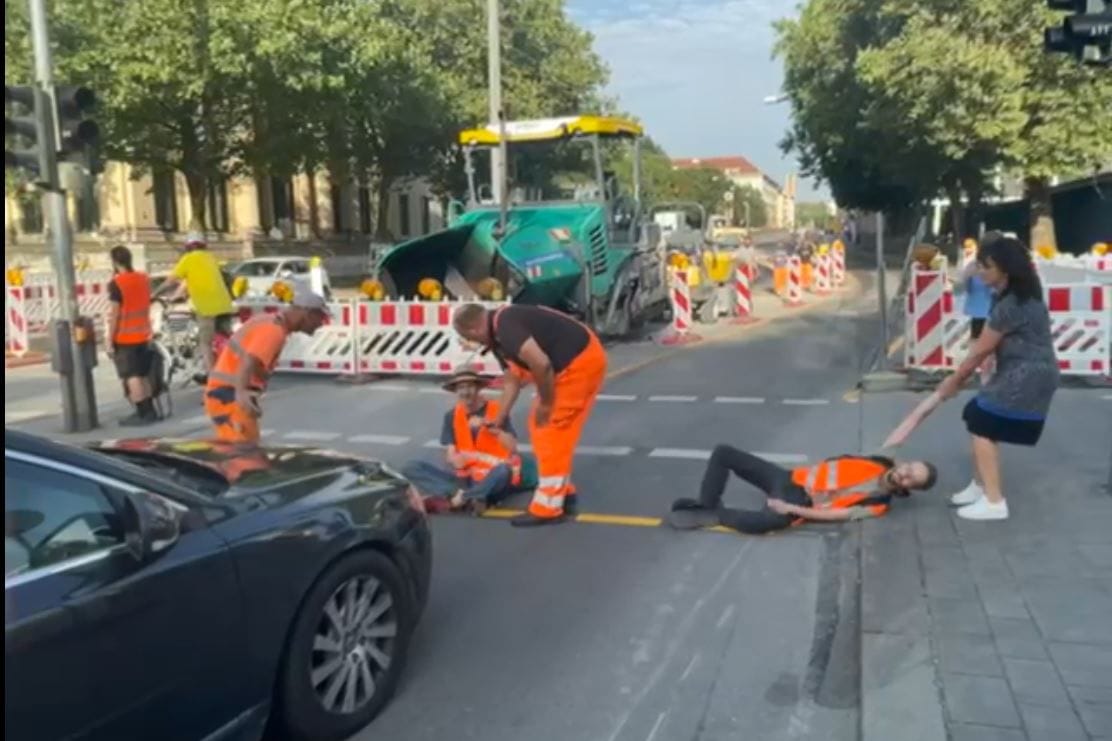 Rabiate Szenen in München: Aktivisten werden von der Straße gezerrt.