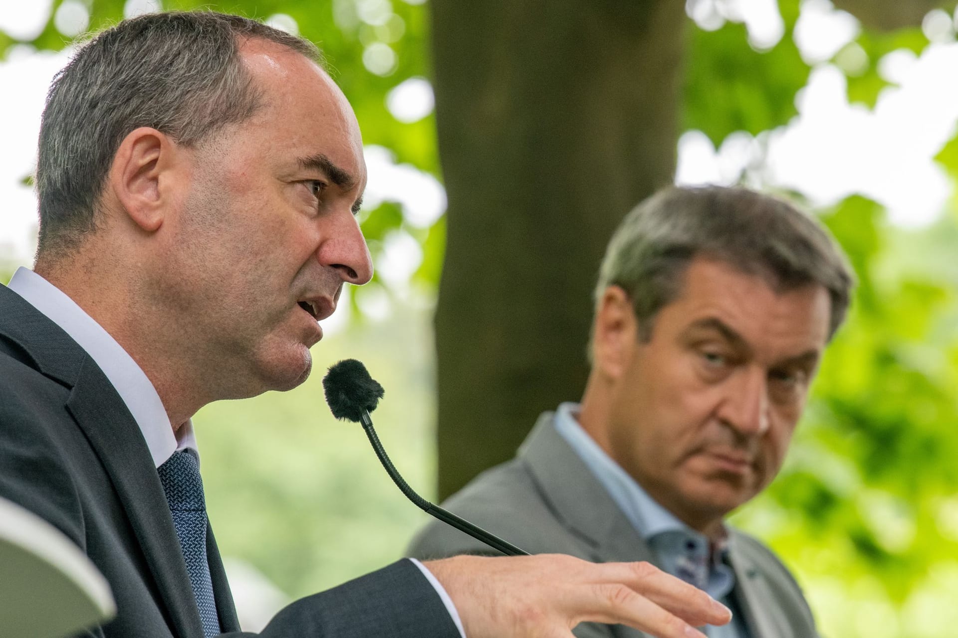 Markus Söder (hinten) und Hubert Aiwanger: Söders Reaktion auf den Wirbel um Aiwanger wird mit Spannung erwartet.