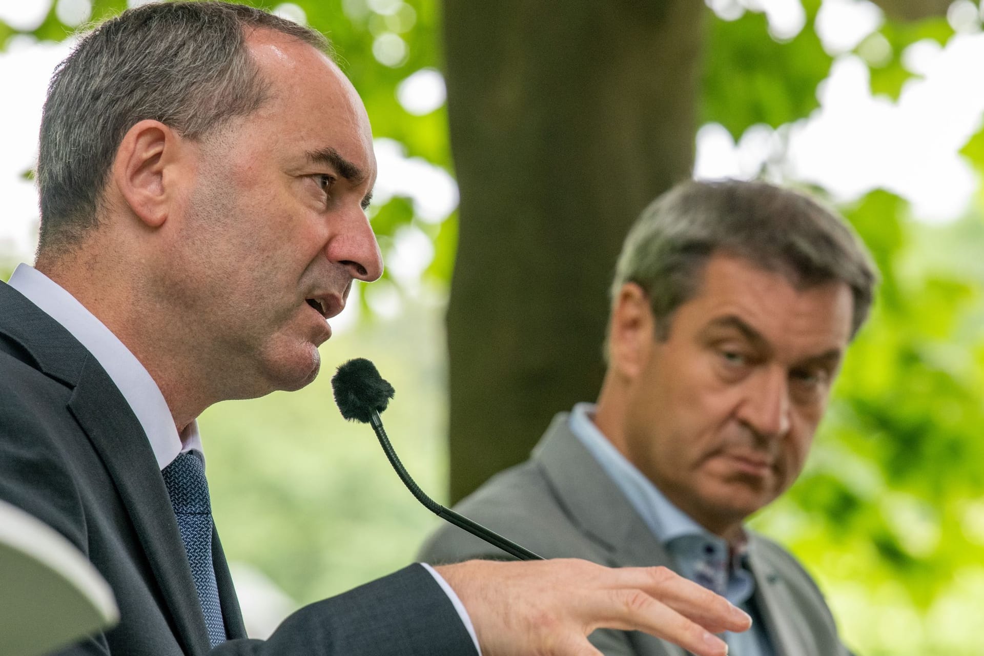 Markus Söder (hinten) und Hubert Aiwanger: Söders Reaktion auf den Wirbel um Aiwanger wird mit Spannung erwartet.